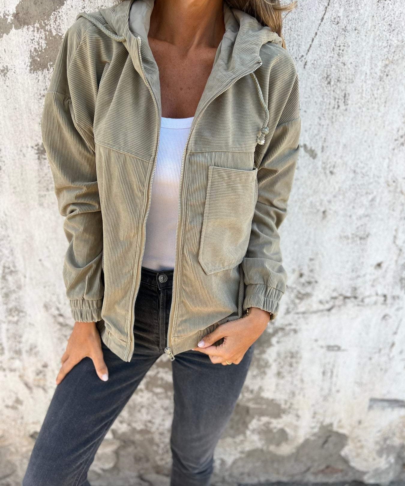 Bequeme Jacke aus weichem Cordstoff mit lässiger Passform und praktischer Kapuze