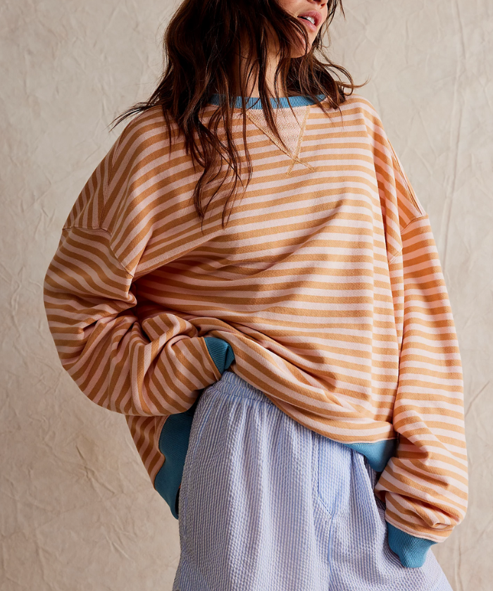 Lässiges gestreiftes Damen-Sweatshirt mit kontrastierenden Akzenten