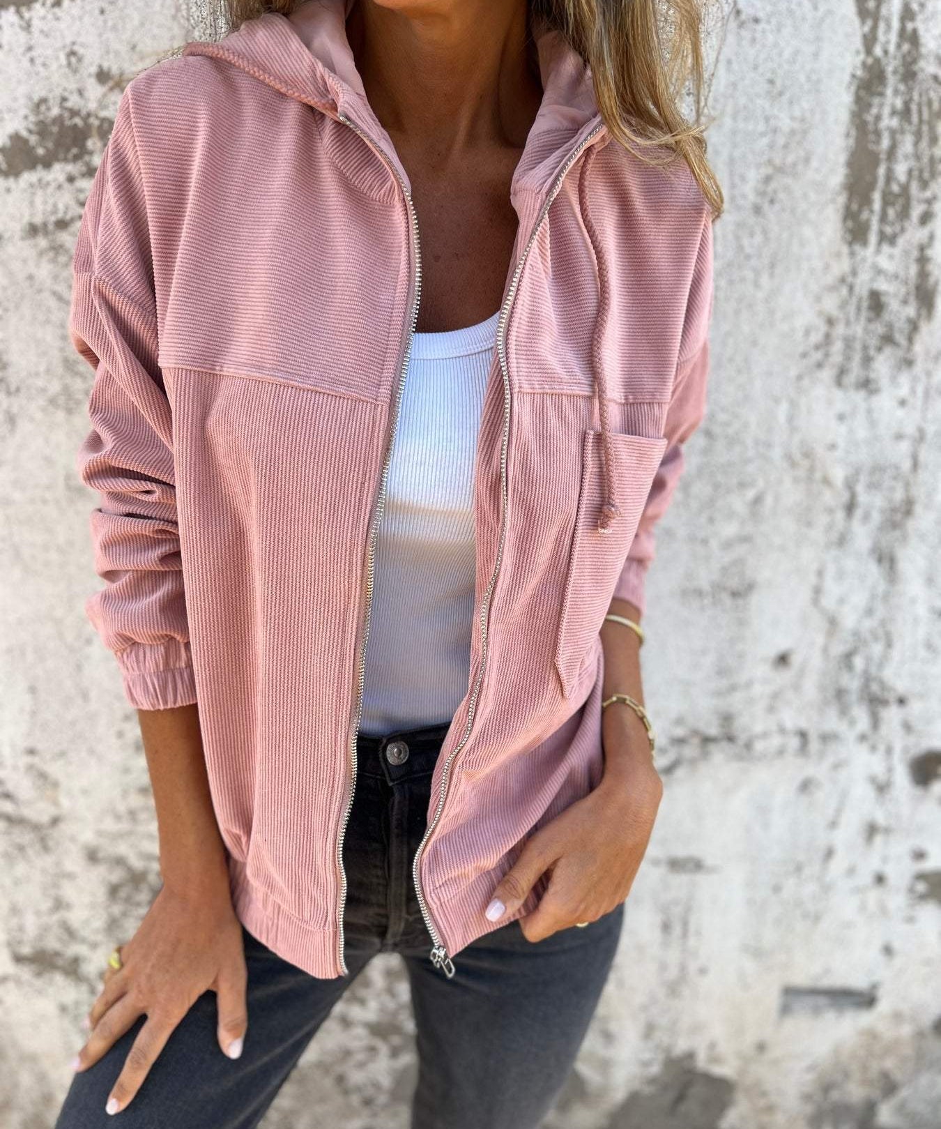 Bequeme Jacke aus weichem Cordstoff mit lässiger Passform und praktischer Kapuze