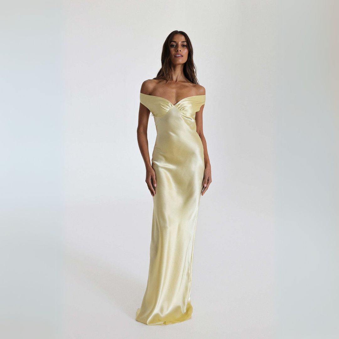 Abendkleid aus Satin mit offener Schulter und Schlitz – Elegantes Maxikleid für Damen