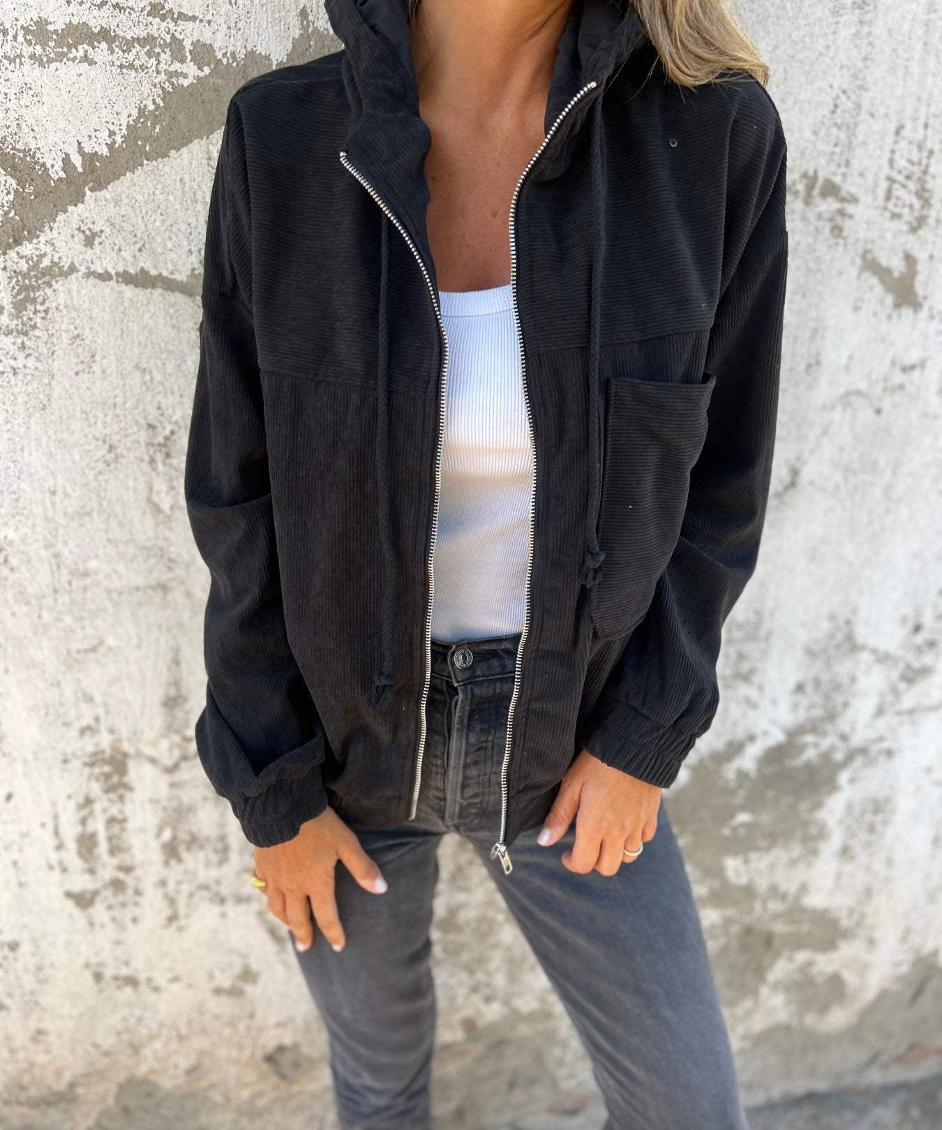 Bequeme Jacke aus weichem Cordstoff mit lässiger Passform und praktischer Kapuze