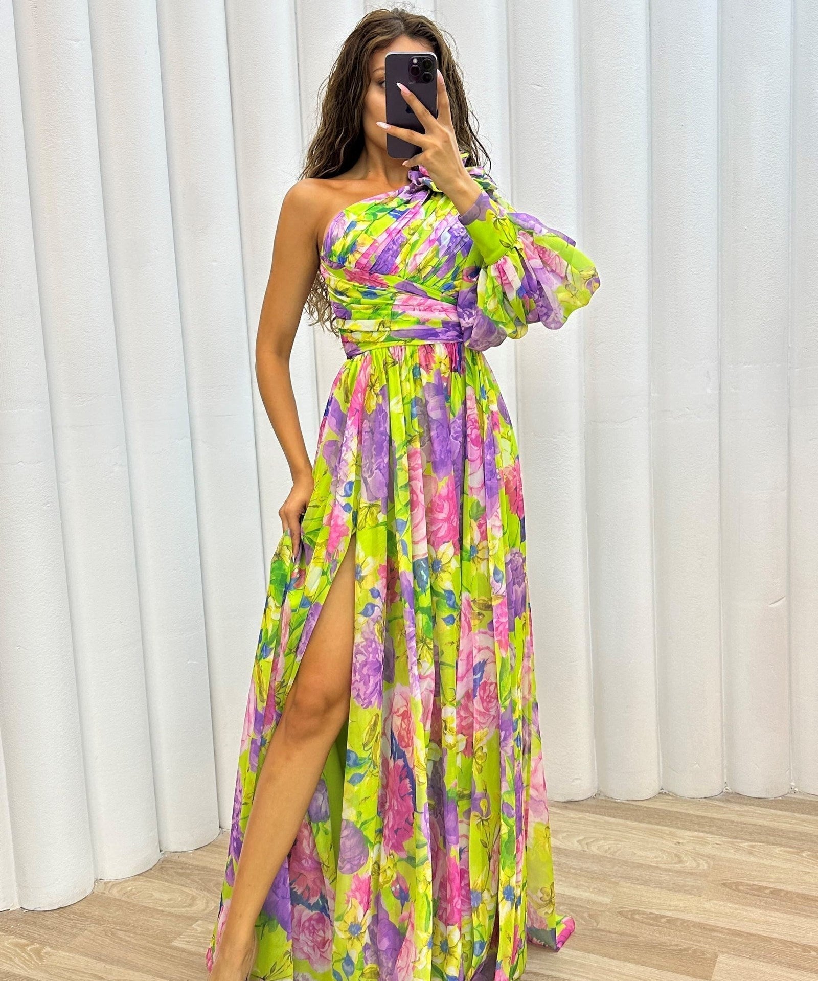 Elegantes fließendes Schulterkleid für Sommerveranstaltungen