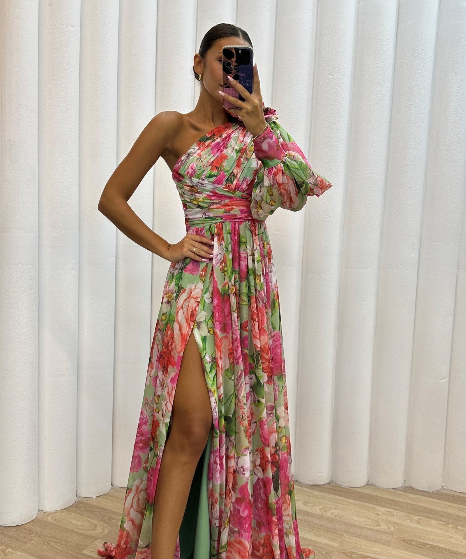 Elegantes fließendes Schulterkleid für Sommerveranstaltungen