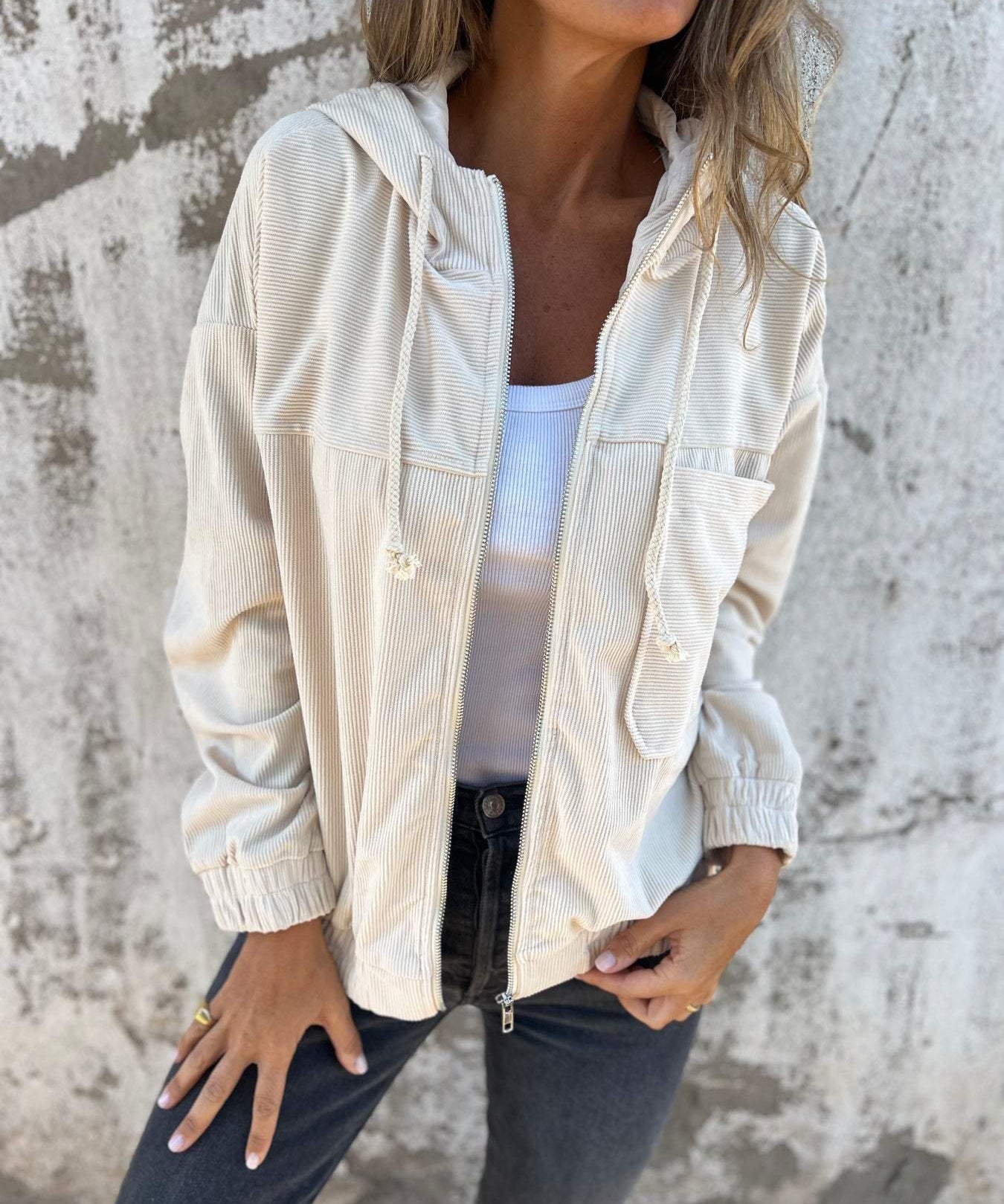 Bequeme Jacke aus weichem Cordstoff mit lässiger Passform und praktischer Kapuze