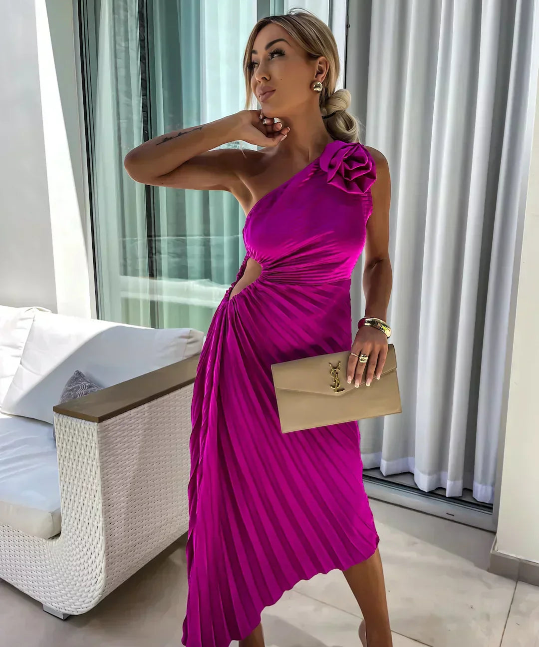 Elegantes Schulterfalten-Kleid