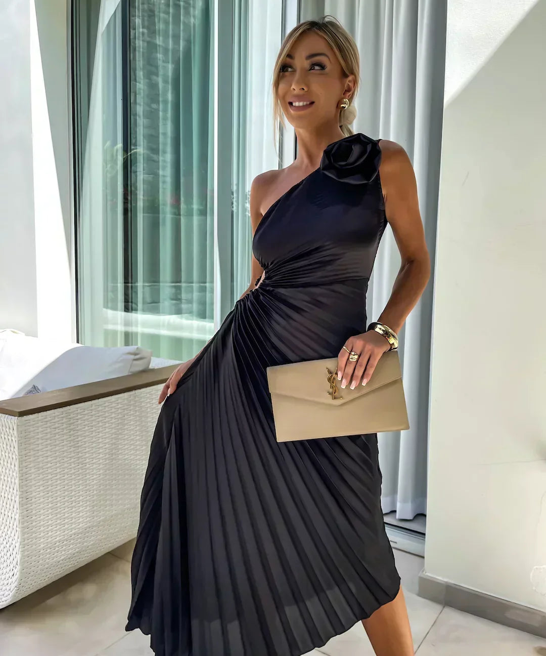 Elegantes Schulterfalten-Kleid