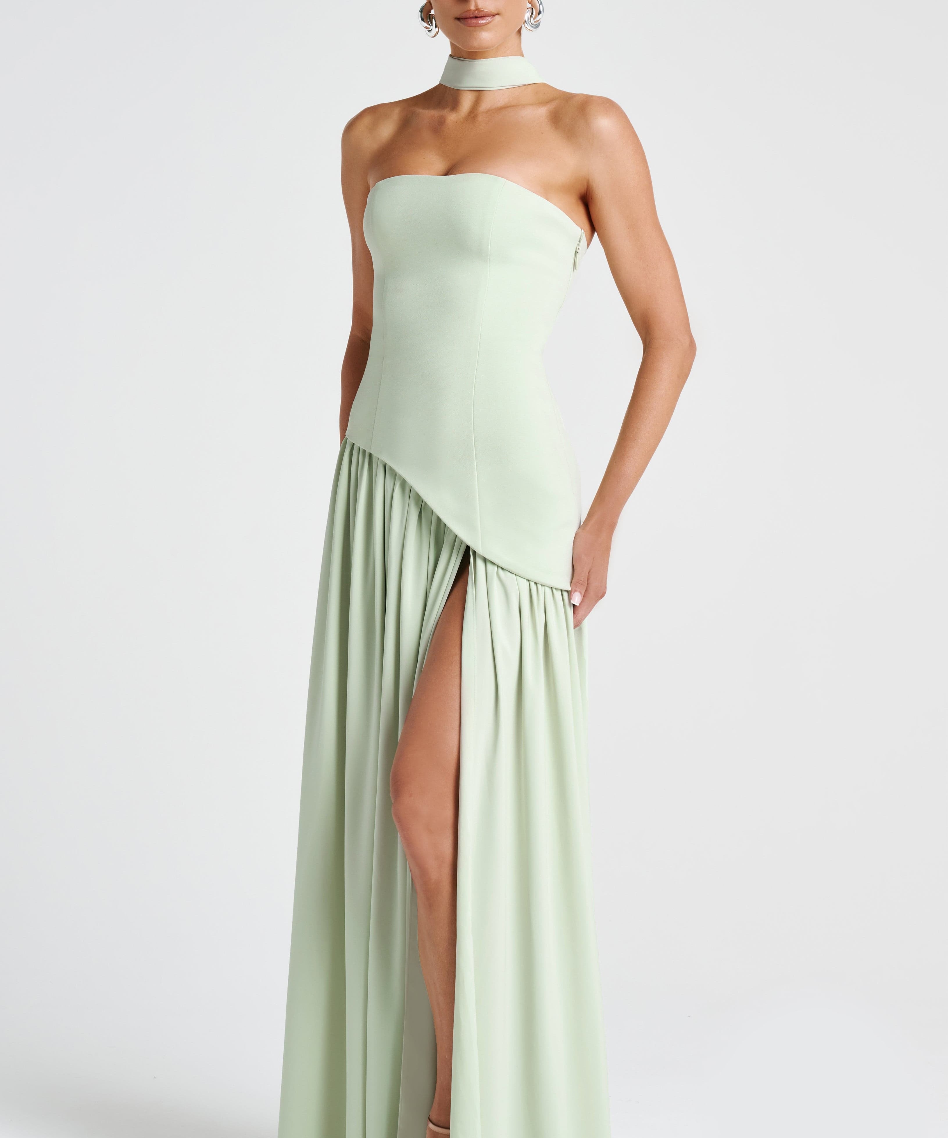 Elegantes trägerloses Kleid mit hohem Schlitz für Damen
