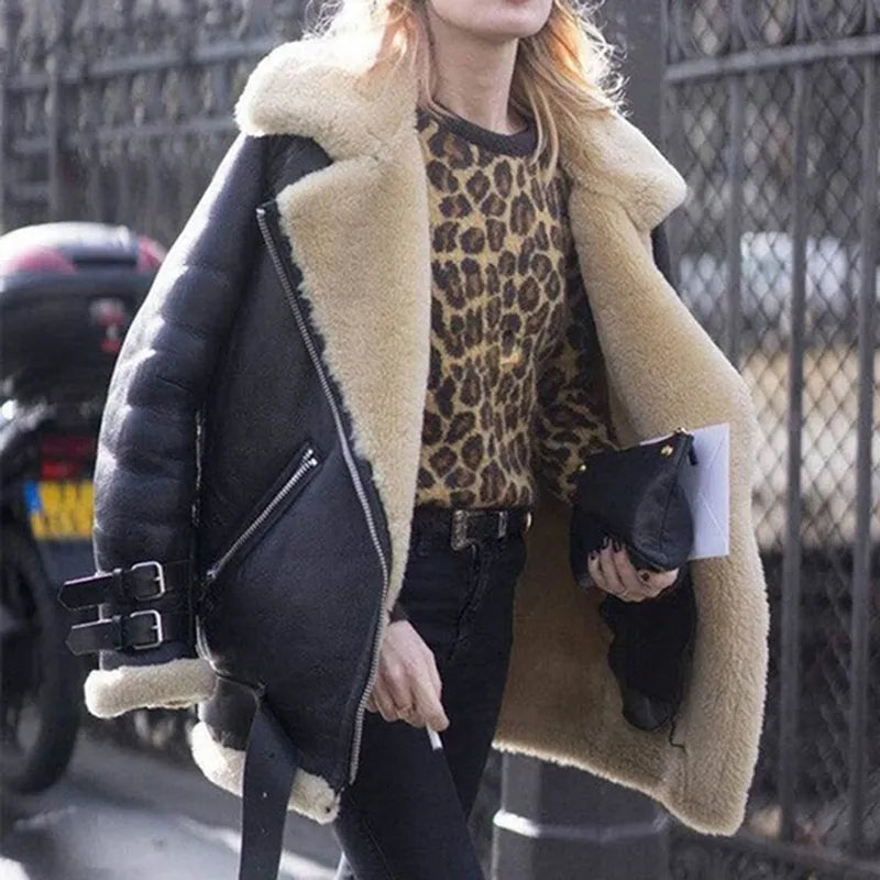 Stilvolle Wildleder-Lammleder-Schnallenjacke für elegante Outfits