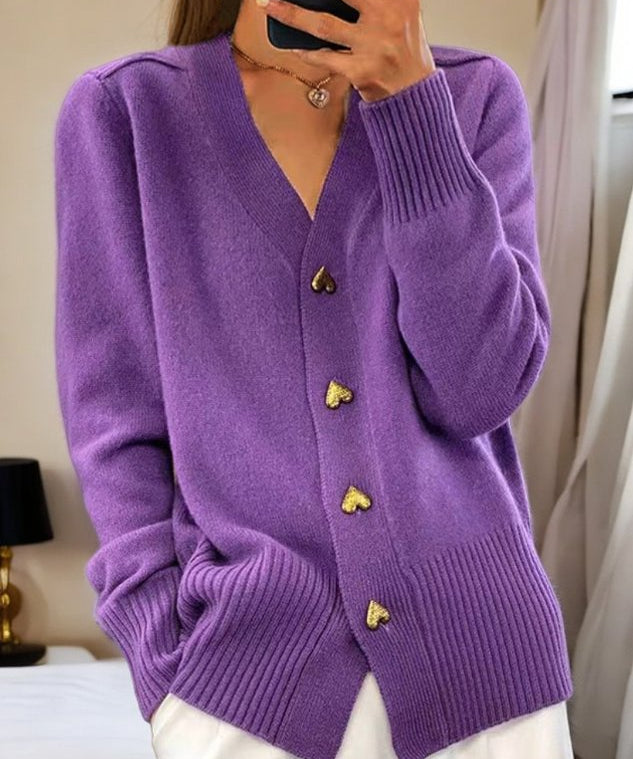 Strickjacke mit Herzknöpfen
