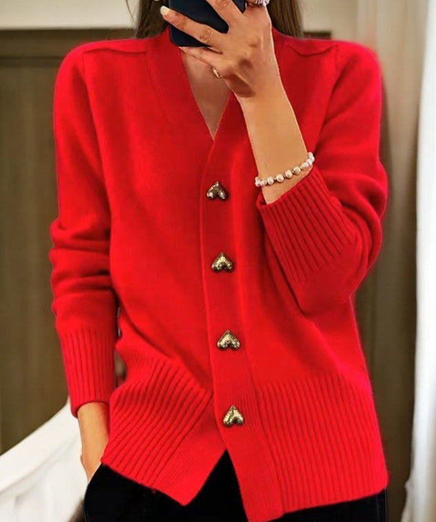 Strickjacke mit Herzknöpfen